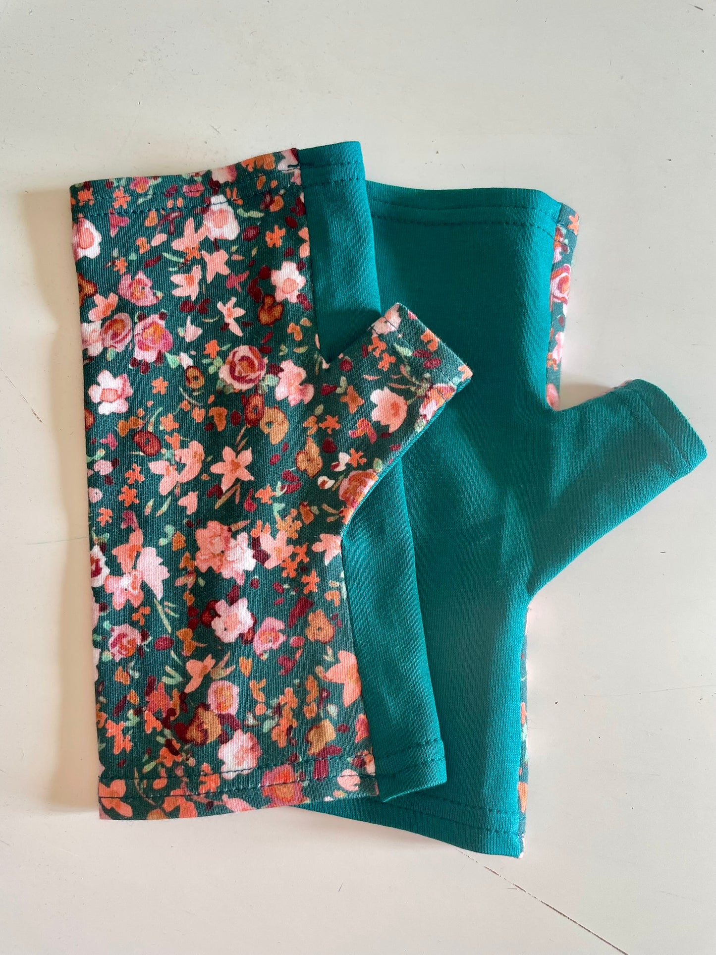 Mitaines à pouce bleu canard et fleurs