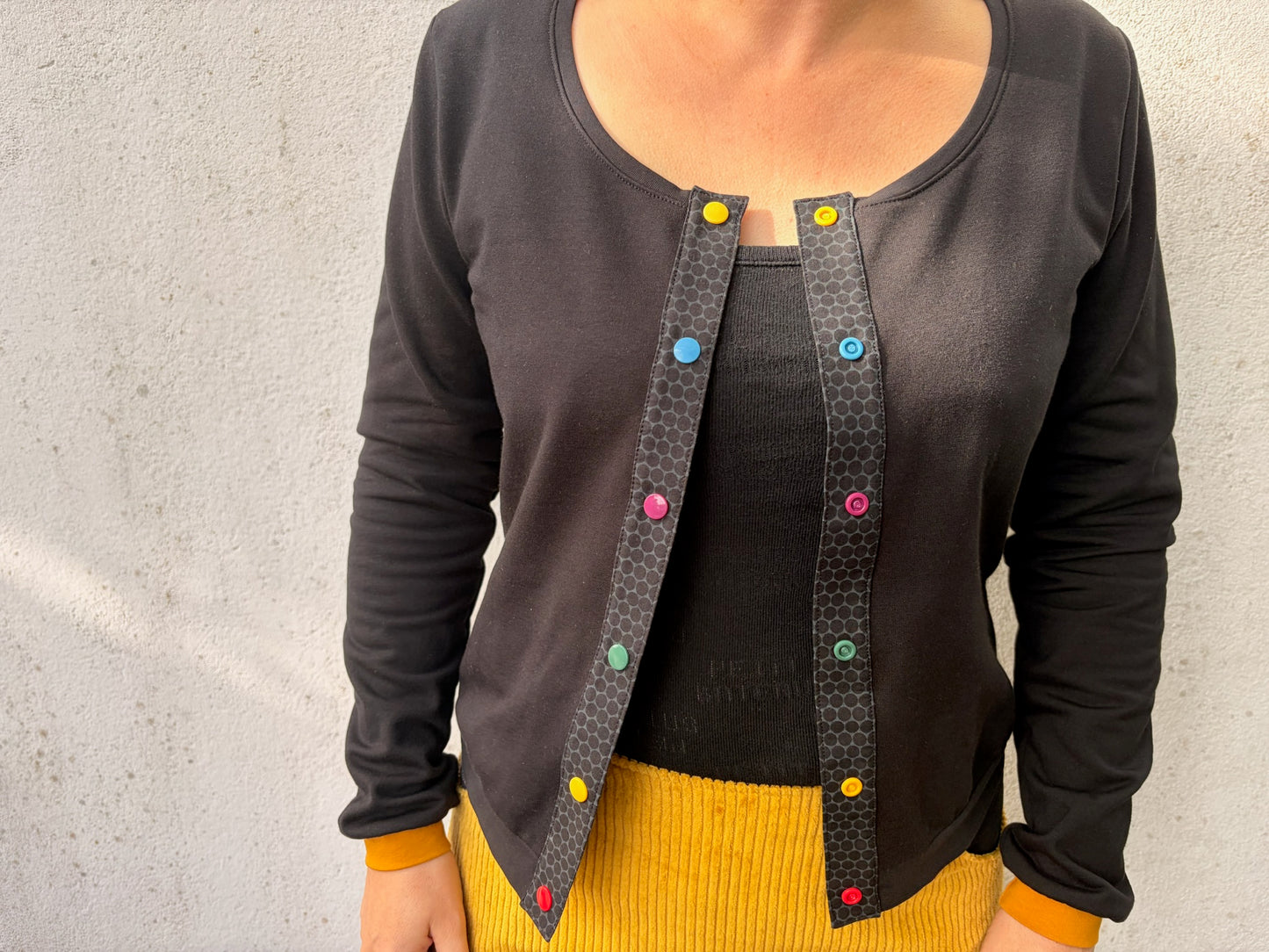 Gilet en french terry noir, boutons multicolores