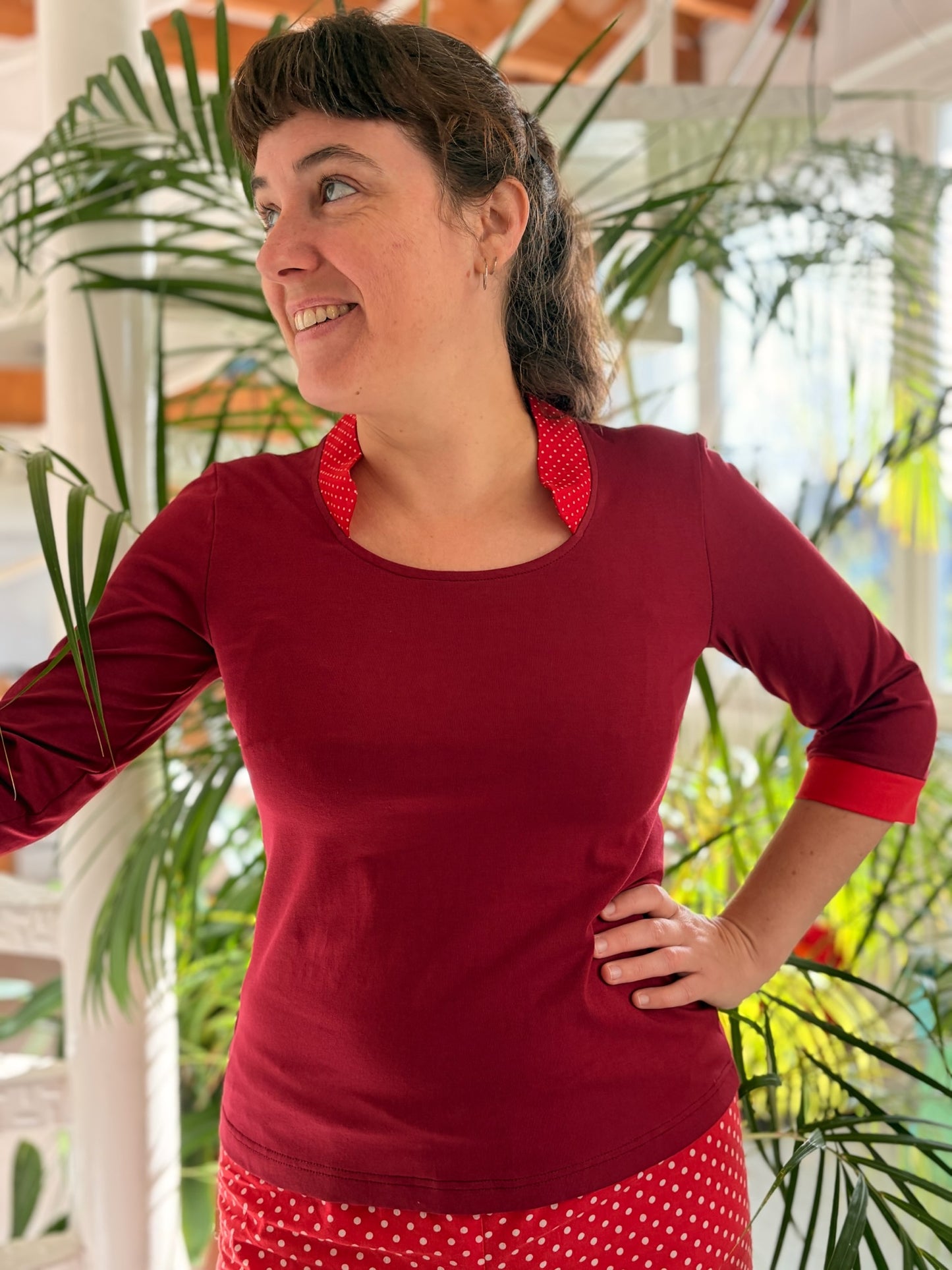 T-shirt rouge foncé à petit col à pois