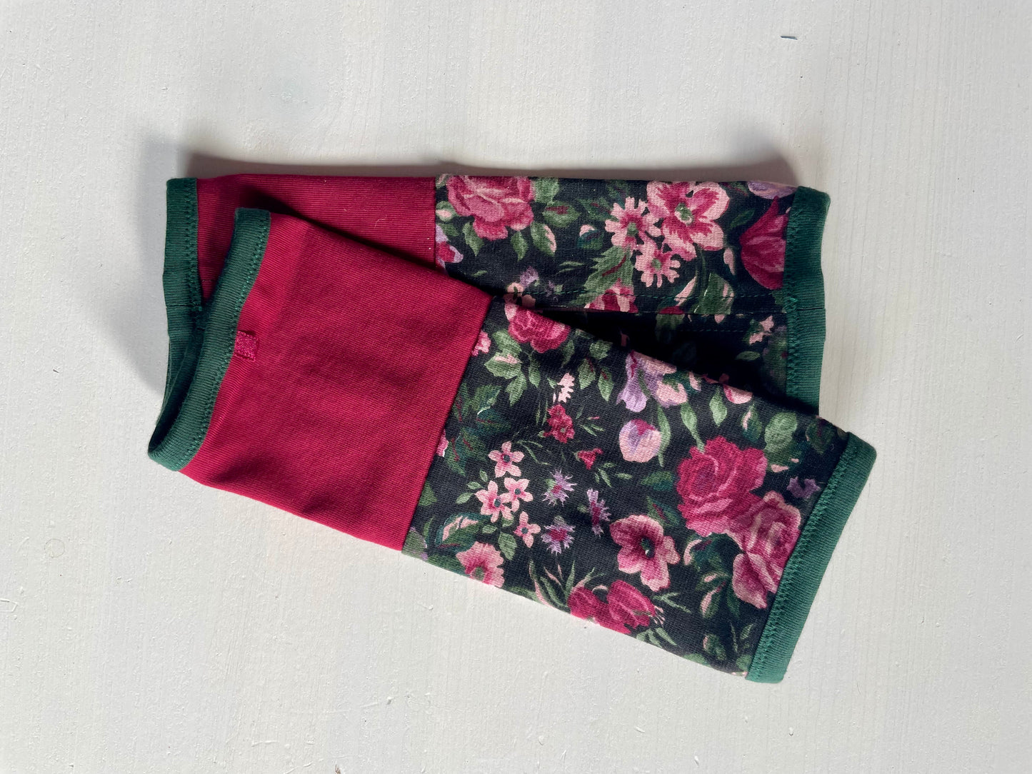 Mitaines en jersey rouge framboise et fleurs