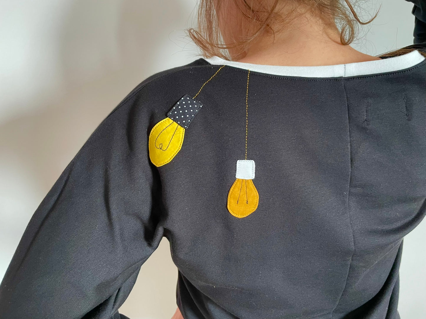 Sweat en molleton noir et ocre à ampoules