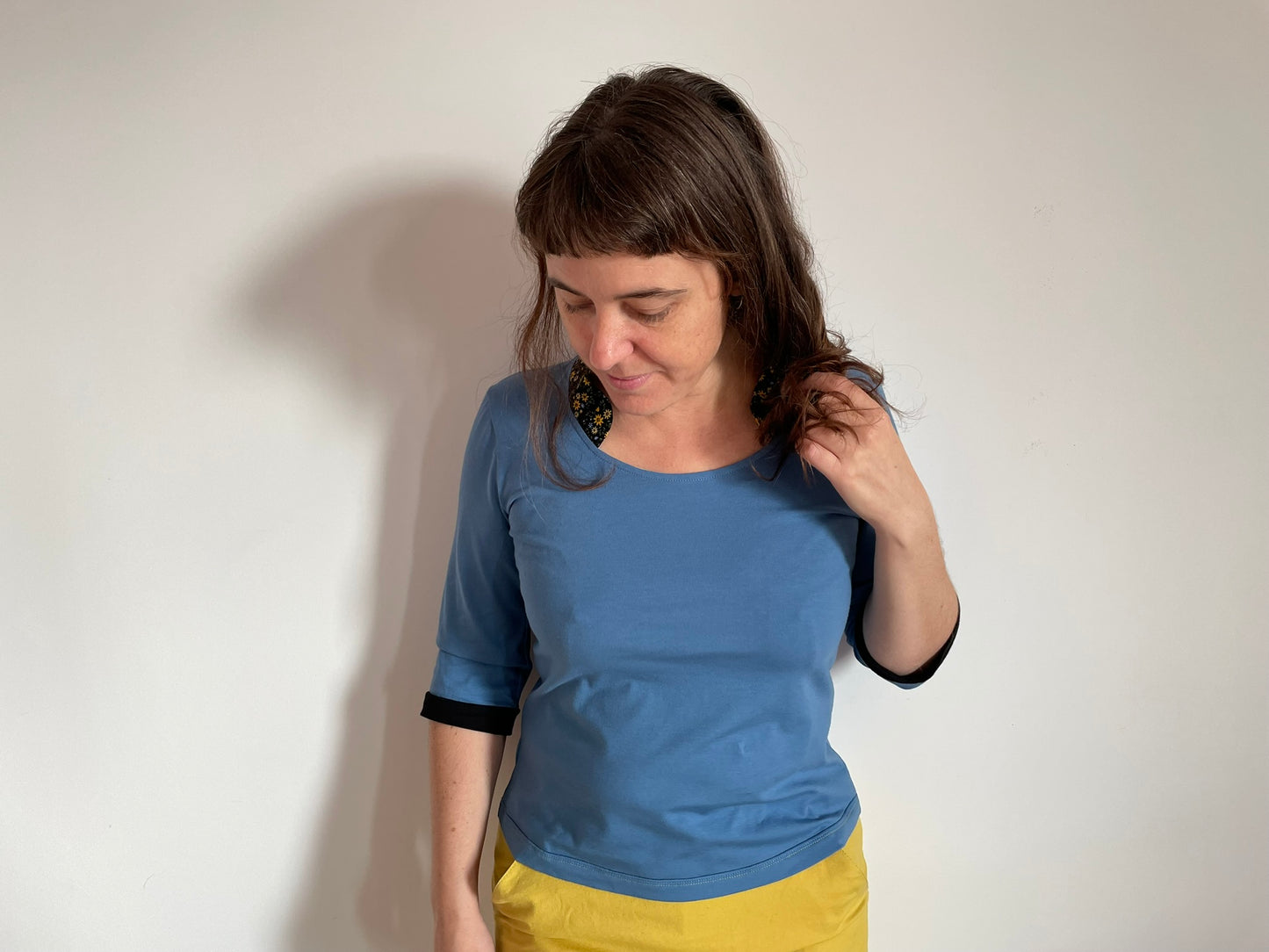 T-shirt bleu à petit col à fleurs