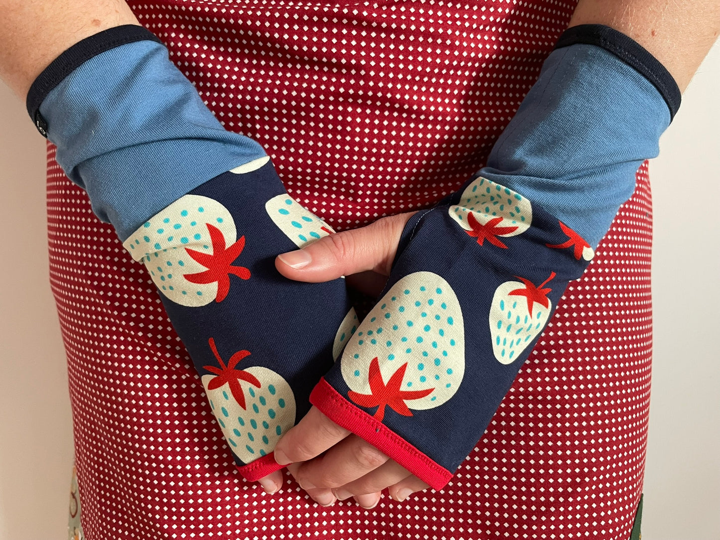 Mitaines en jersey à motifs fraises