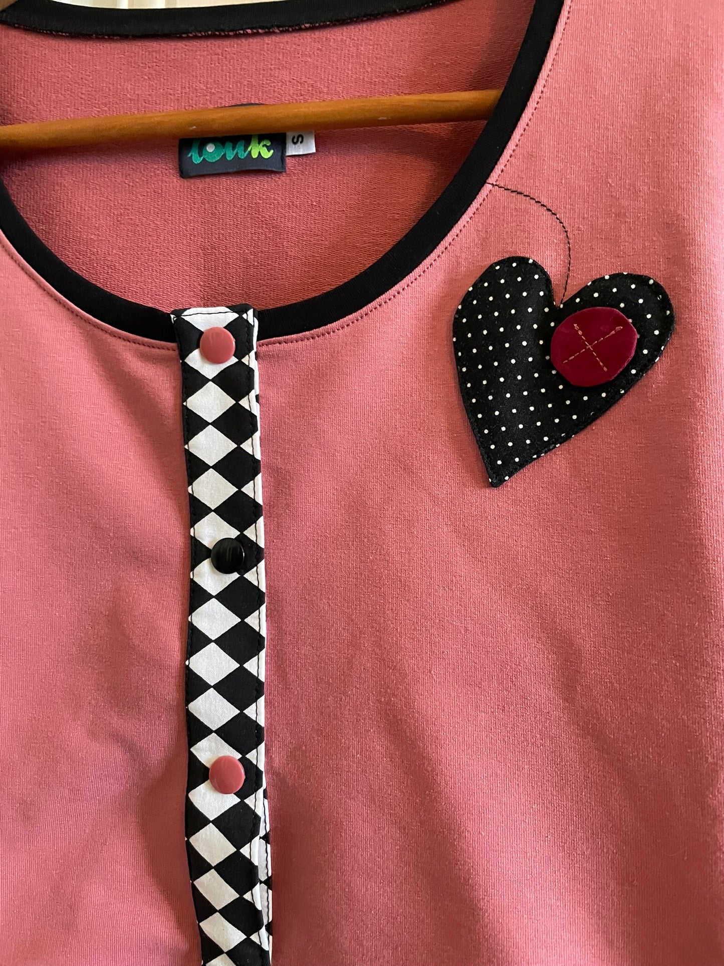 Gilet en french terry vieux rose, bordeaux et détails noir et blanc