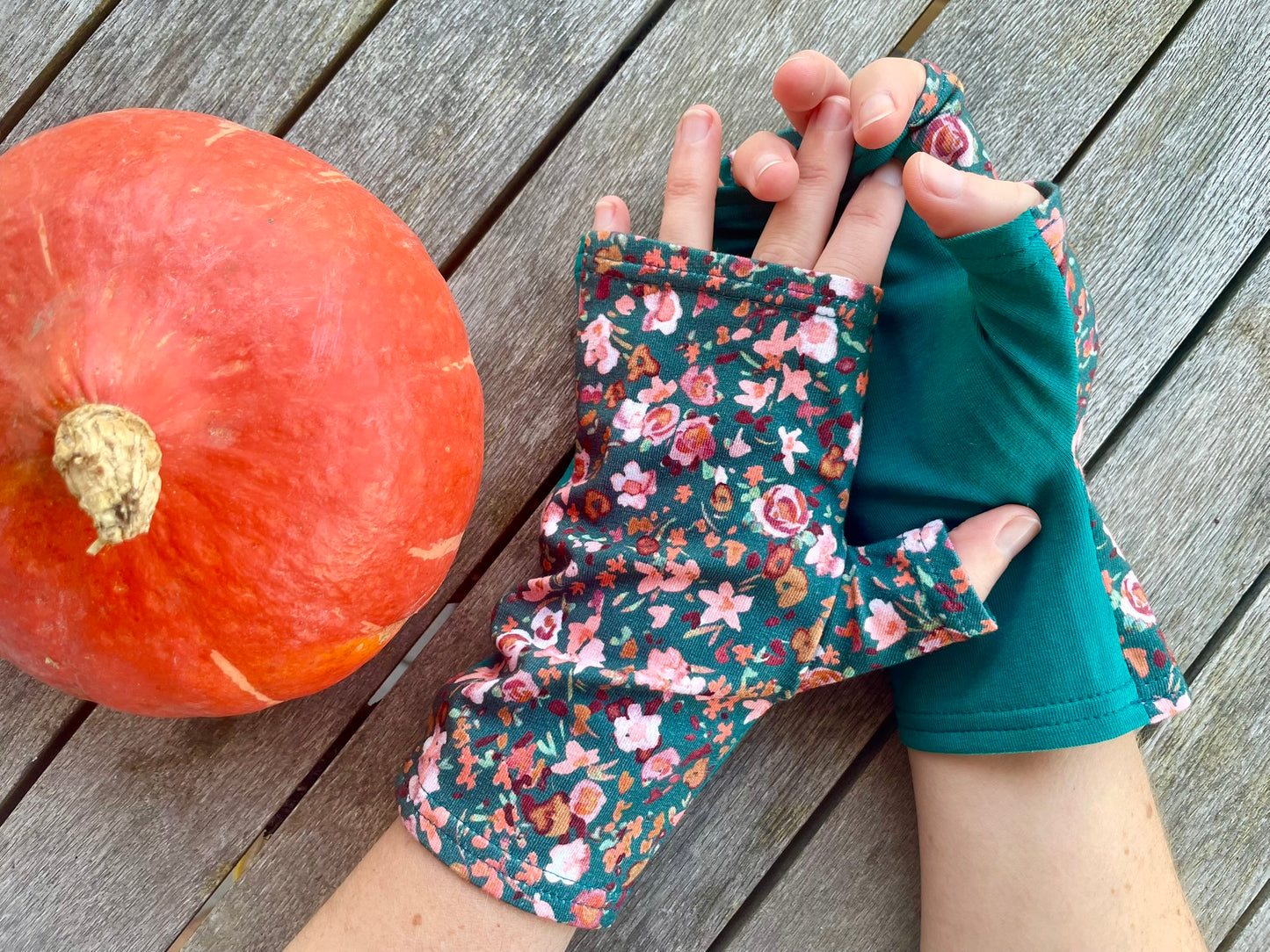 Mitaines à pouce bleu canard et fleurs