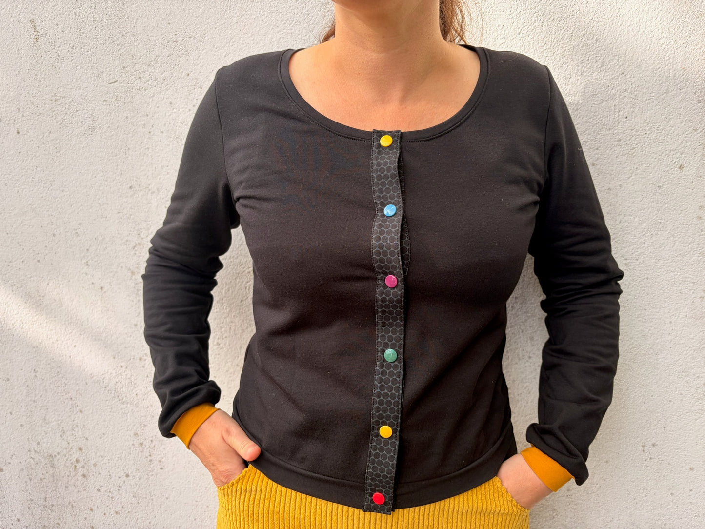Gilet en french terry noir, boutons multicolores