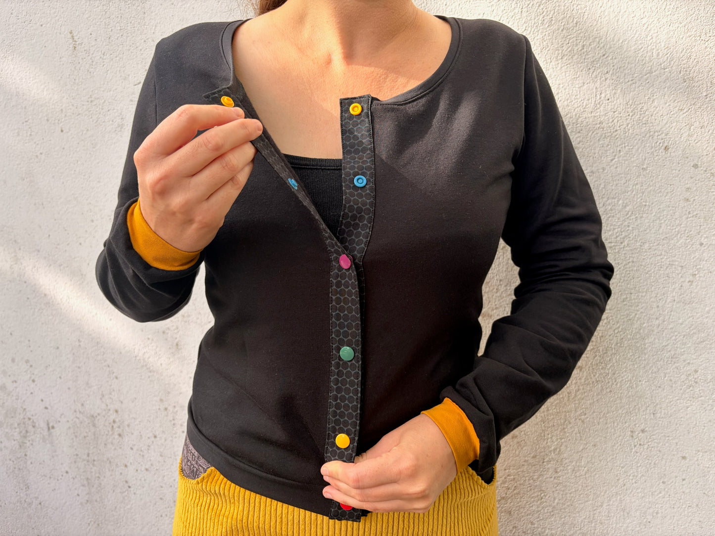 Gilet en french terry noir, boutons multicolores