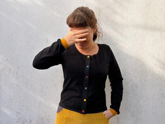 Gilet en french terry noir, boutons multicolores