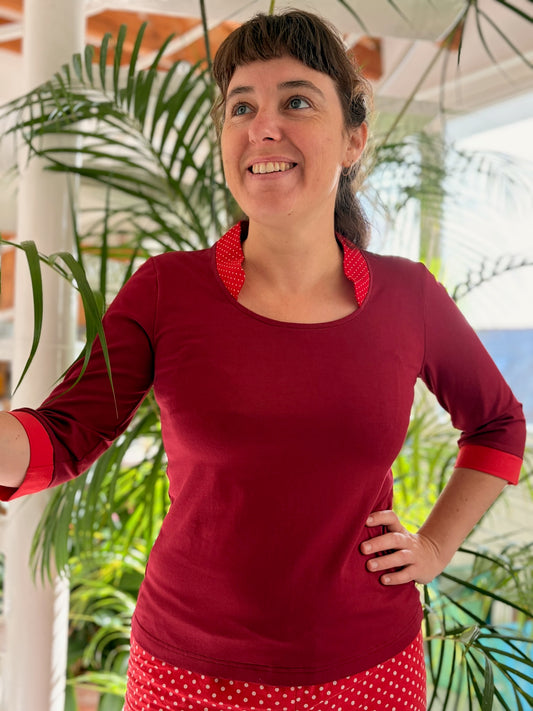 T-shirt rouge foncé à petit col à pois