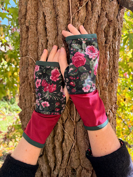 Mitaines en jersey rouge framboise et fleurs