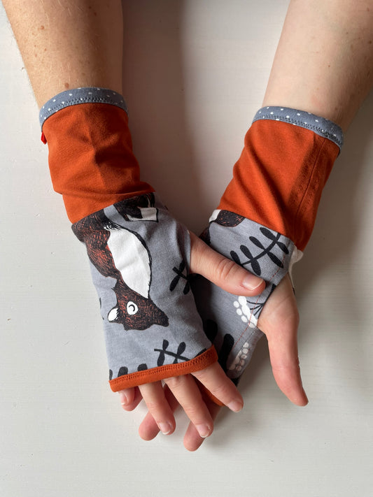 Mitaines en jersey brique et gris avec des renards