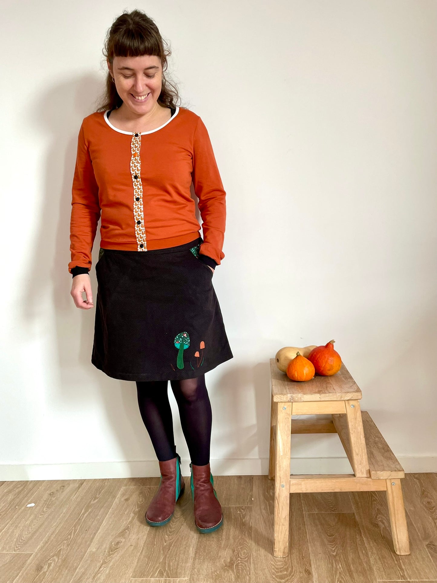 Jupe noire à poches avec champignons