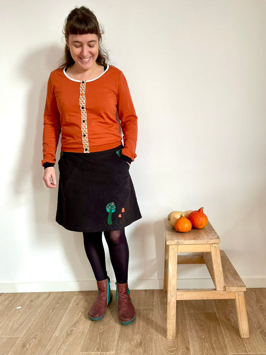 Jupe noire à poches avec champignons