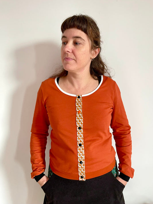 Gilet en french terry brique, noir et motif écureuils