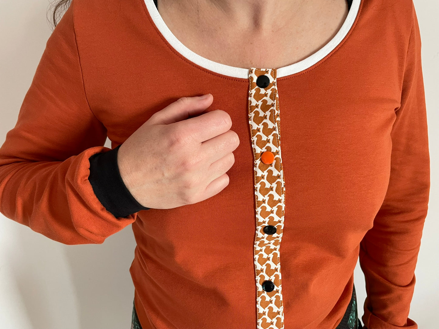 Gilet en french terry brique, noir et motif écureuils
