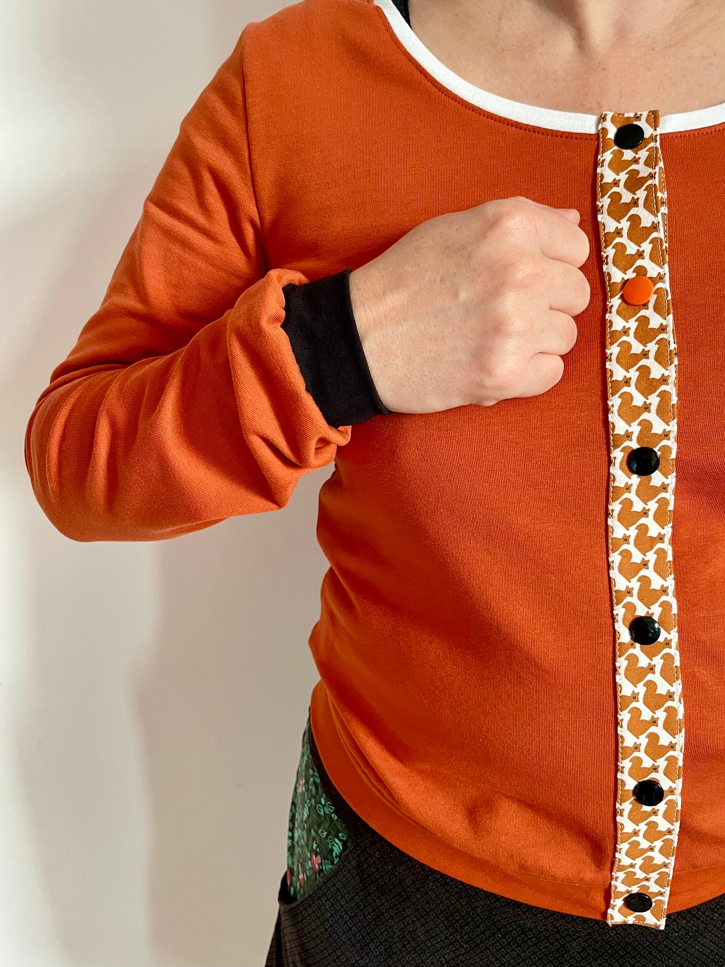 Gilet en french terry brique, noir et motif écureuils