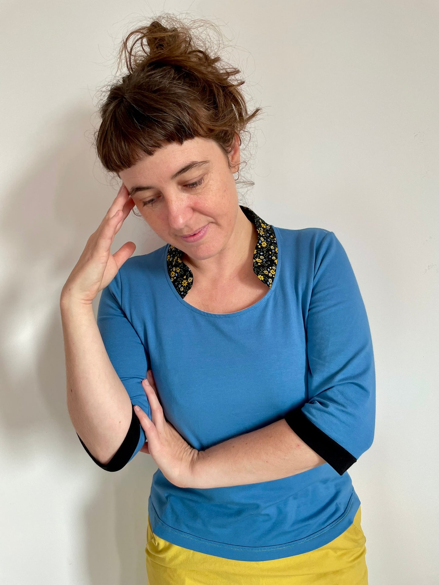 T-shirt bleu à petit col à fleurs