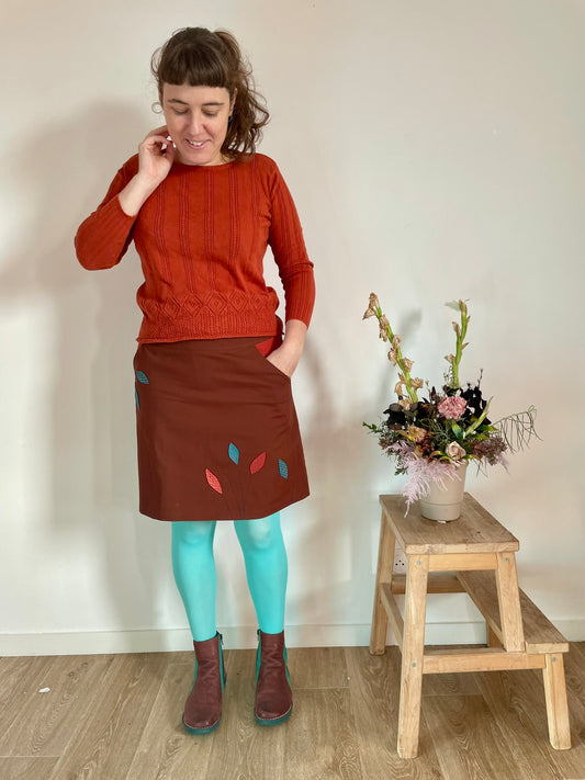 Jupe brun-roux à poches avec feuillages