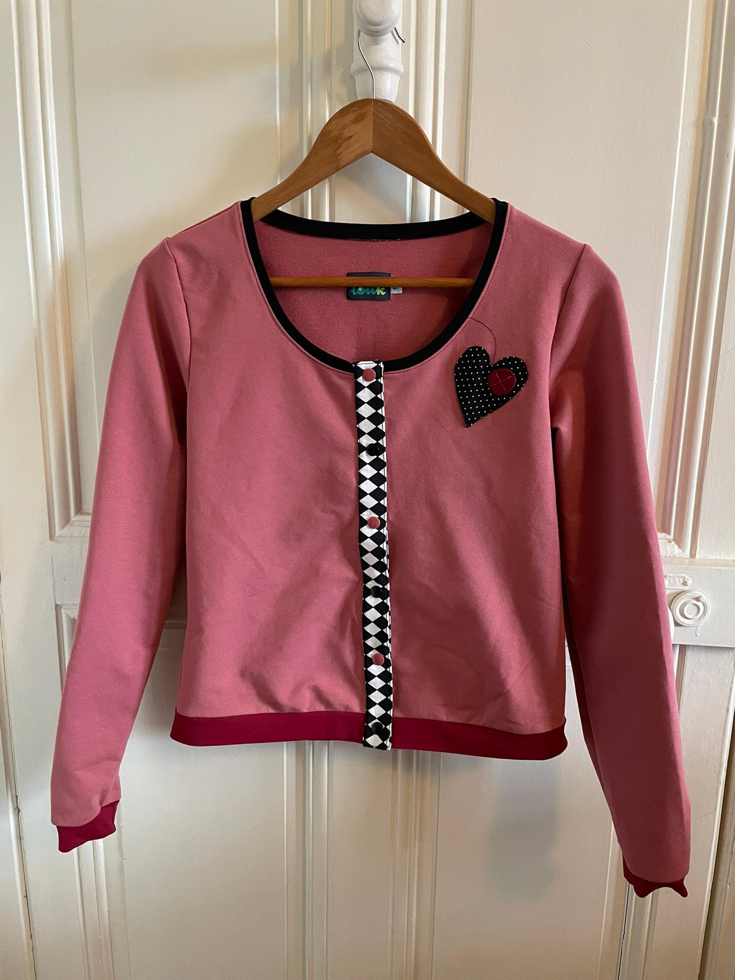 Gilet en french terry vieux rose, bordeaux et détails noir et blanc