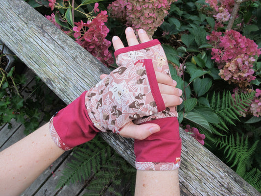 Mitaines en jersey rouge, renards et champignons