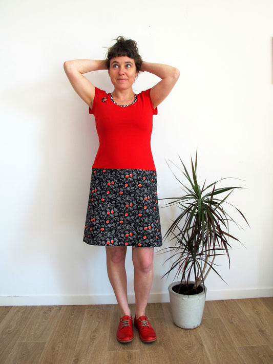 Robe en jersey et coton noir et rouge à motifs fruits