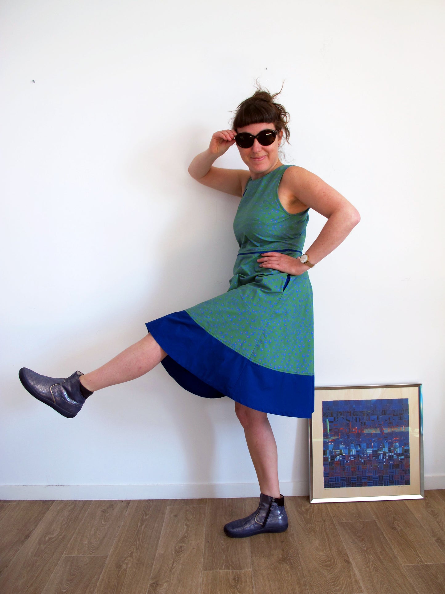 Robe rétro évasée sans manches, motifs plumes de paon