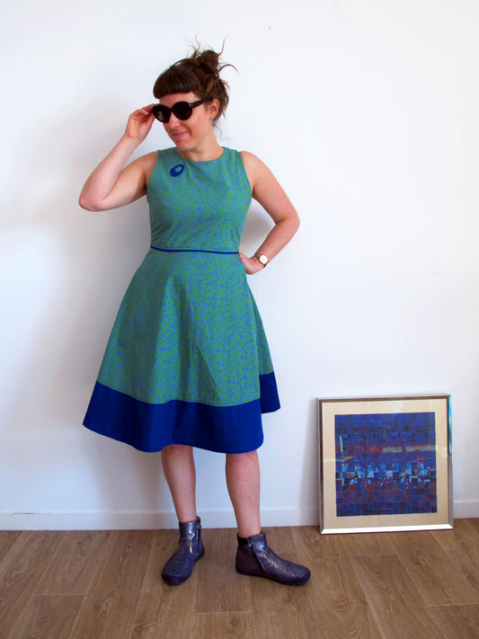 Robe rétro évasée sans manches, motifs plumes de paon