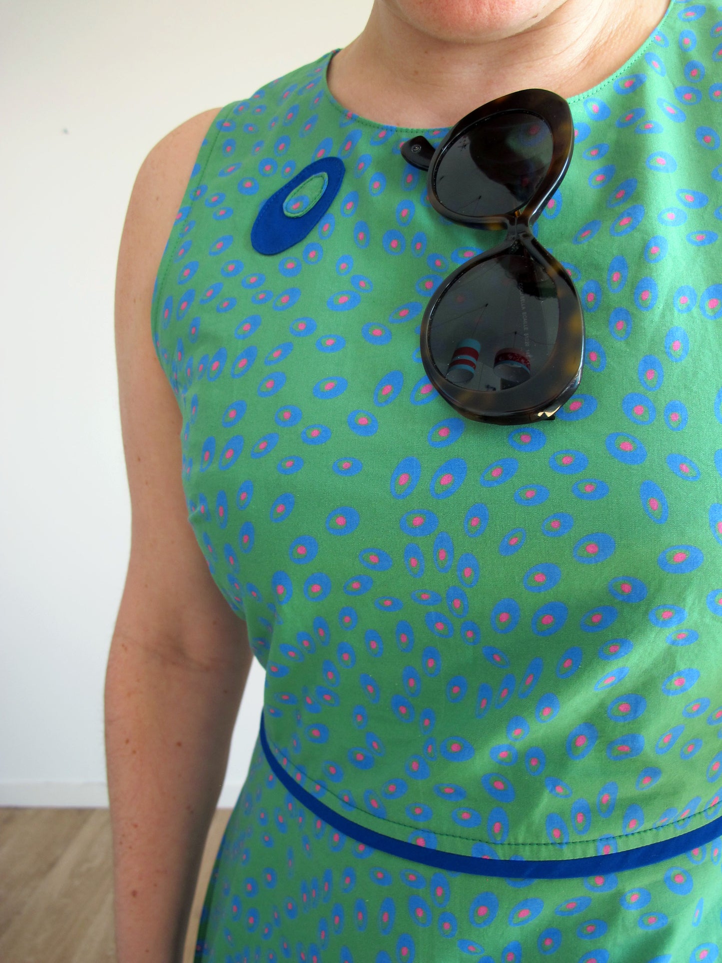 Robe rétro évasée sans manches, motifs plumes de paon