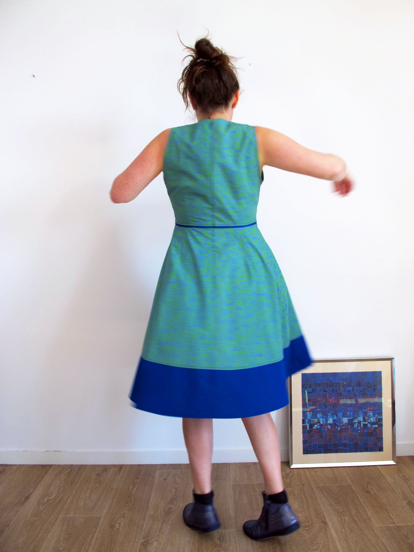 Robe rétro évasée sans manches, motifs plumes de paon