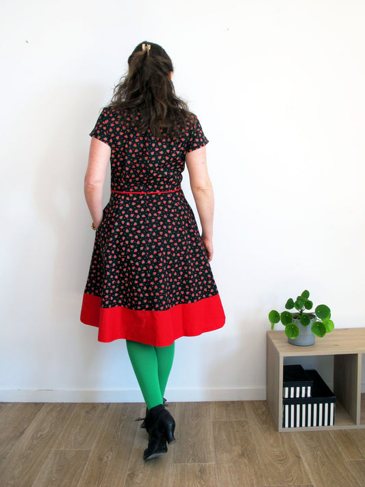 Robe rétro évasée à manches courtes, motifs fraises