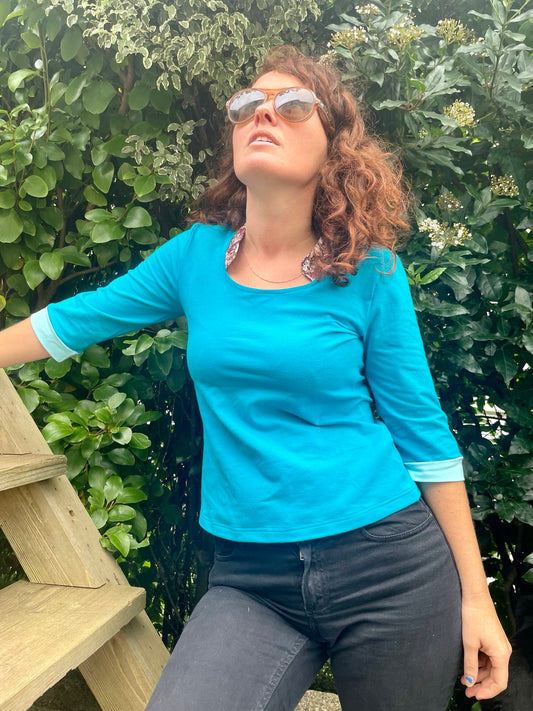 T-shirt turquoise à petit col fleuri