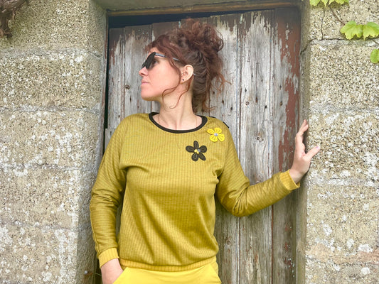 Sweat jaune moutarde et noir à fleurs