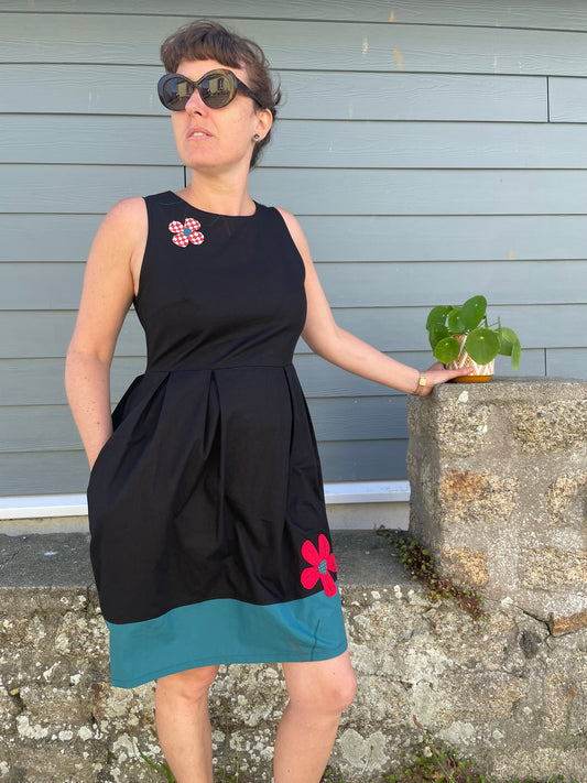 Robe tulipe sans manche noir et fleurs bleu canard et rouge