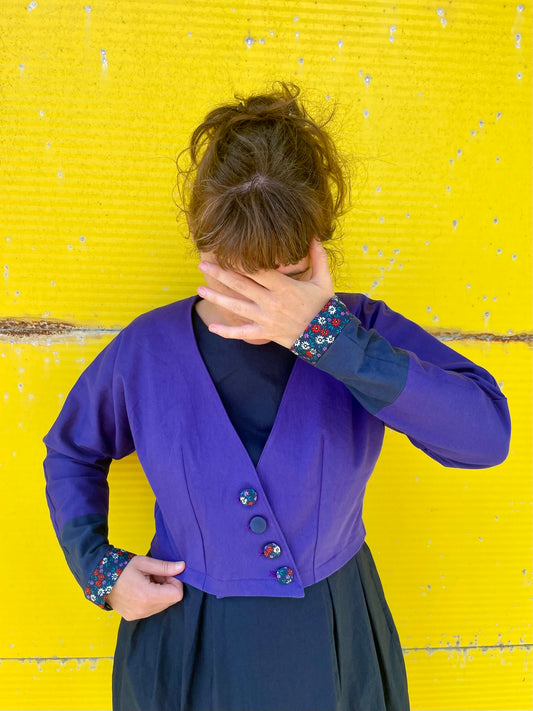 Veste Edith, violet et bleu foncé à petites fleurs