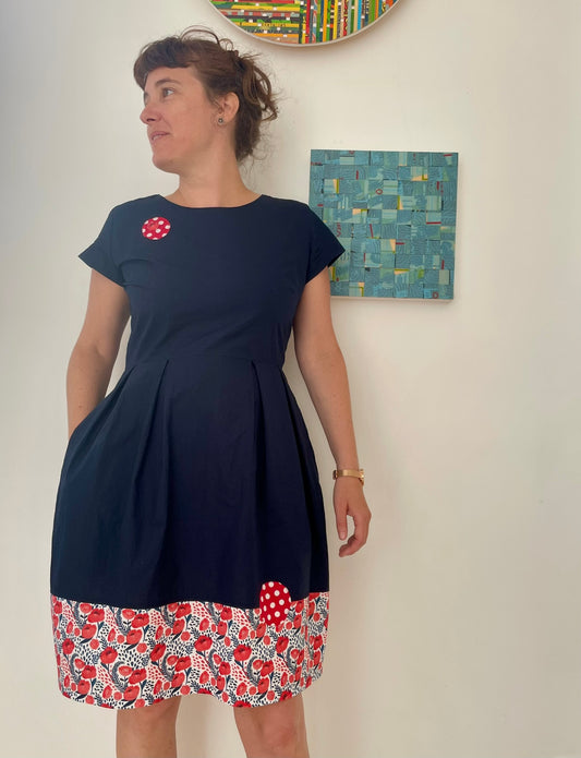 Robe tulipe bleu marine et fleurs rouge