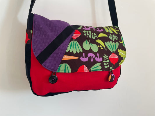 Sac en coton rouge et noir, avec des légumes