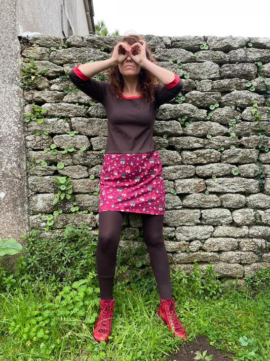 Robe en jersey et coton marron foncé, violet et rouge