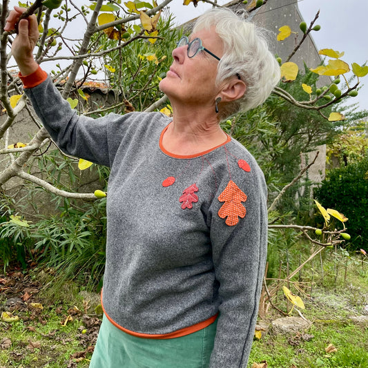 Sweat en lainage gris et orange