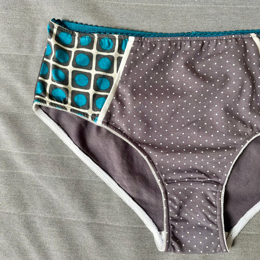 Culotte gris, turquoise et blanc à pois et à motifs géométriques