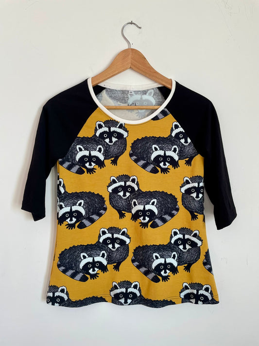 T. shirt raglan jaune et noir à motifs ratons laveurs
