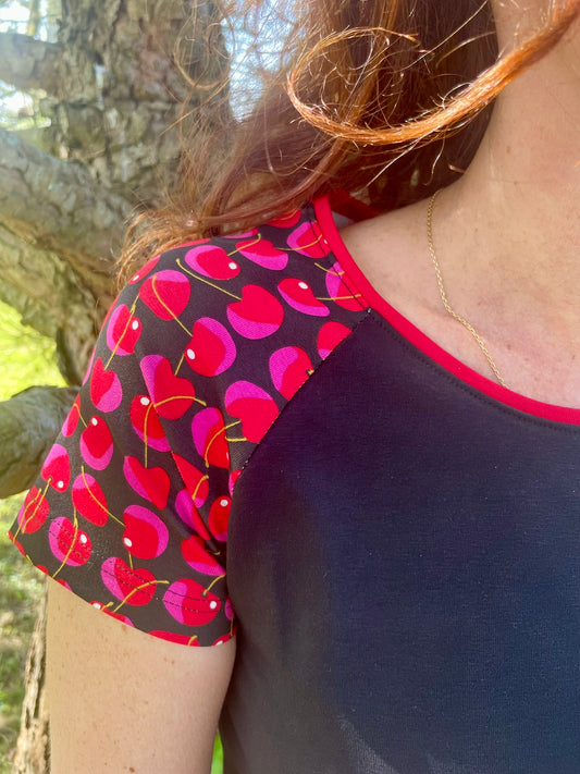 T. shirt raglan à manches courtes noir et motif cerises